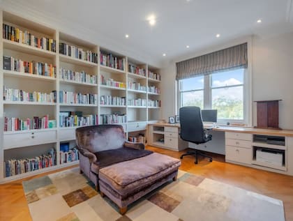 La biblioteca con escritorio que da a la calle