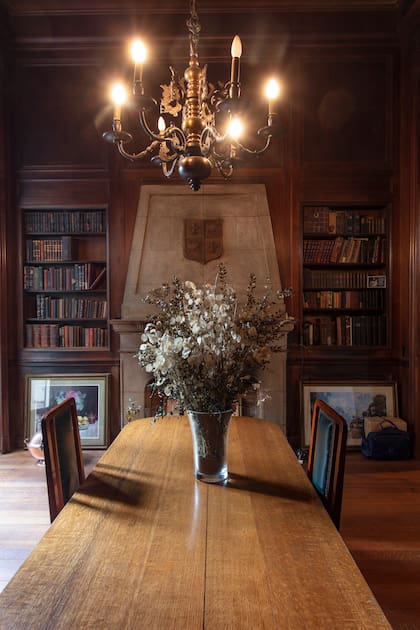 La biblioteca, con su imponente chimenea