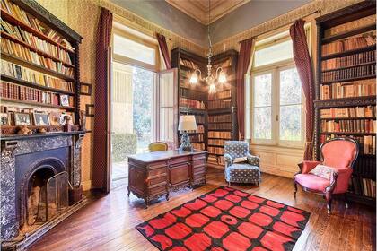 La biblioteca con vista al jardín