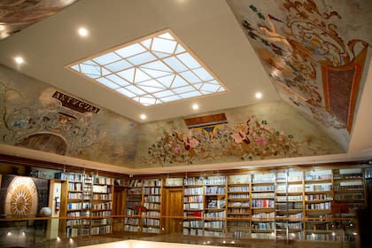 La biblioteca de 8.500 títulos, la mayor de un hotel en América Latina, coronada por el mural de Sergio Roggerone