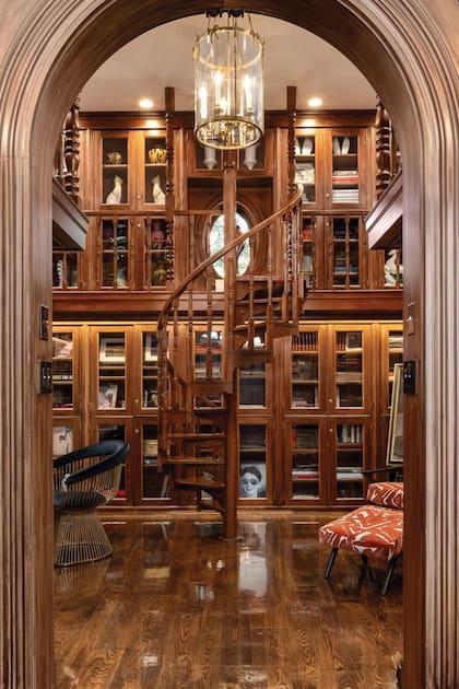La biblioteca de dos pisos con boiserie de roble es uno de los espacios más destacados.