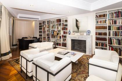 La biblioteca de Franco Macri, antes de ser intervenida con las obras del artista Dani Basso