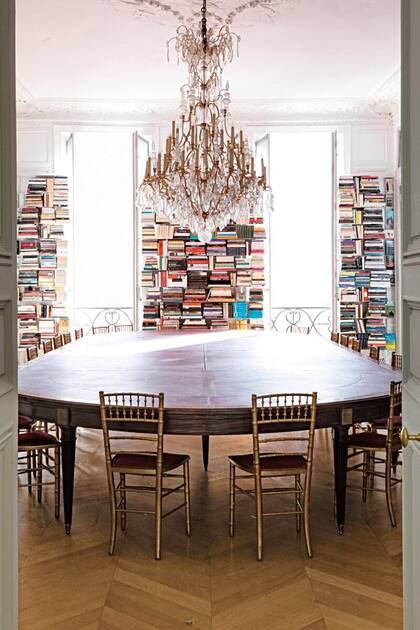 La biblioteca de Lagerfeld. La araña de bronce de dos metros de alto, la mesa de caoba estilo Luis XVI y las sillas Chiavari son parte del lote que Sotheby’s rematará el 14 de diciembre.