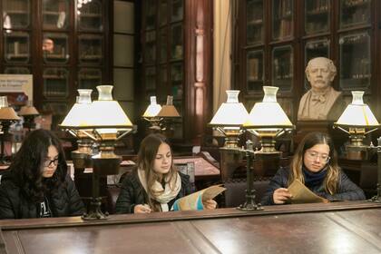 La biblioteca del Colegio del Uruguay cuenta con el Archivo Histórico Oscar Urquiza Almandoz desde la década del 70. Detrás se aprecia el busto de Larroque.