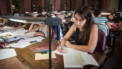 La biblioteca del Maestro es el lugar elegido por Julia Szejnblum, estudiante de Letras, para preparar su próximo final