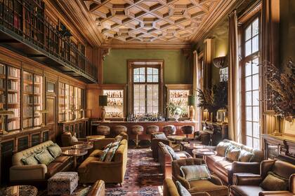 La biblioteca del Saint Jaimes y su acogedora barra en el fondo