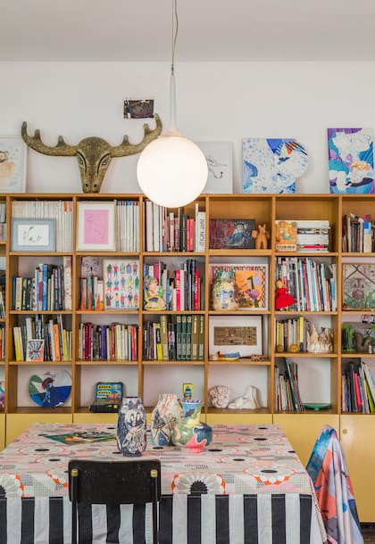 La biblioteca, diseño de Vale, es de madera paraíso y fibromelamina laqueda.