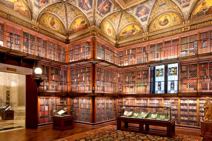 La biblioteca es la sala principal y la más grande de la Morgan Library donde se exhibe la colección de libros, manuscritos y partituras en estanterías y vitrinas.