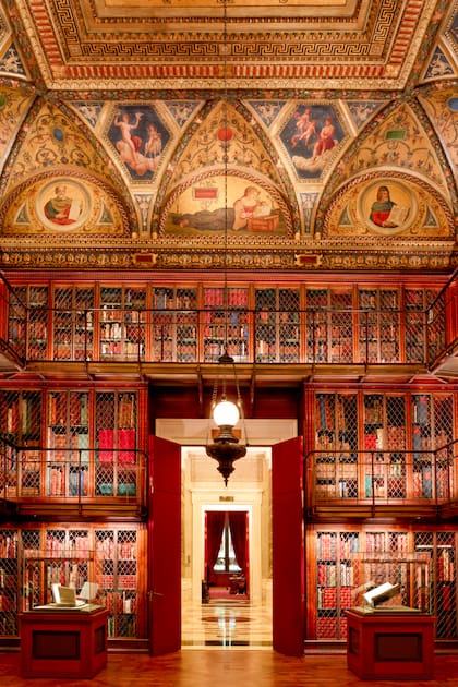 La biblioteca es la sala principal y la más grande de la Morgan Library donde se exhibe la colección de libros, manuscritos y partituras en estanterías y vitrinas. Los dos signos sobre la puerta, aislados del resto, son los de Aries y Géminis. Estos corresponden, respectivamente, a la fecha de nacimiento de Morgan (17 de abril de 1837) y a la fecha de su segundo matrimonio con Frances Louisa Tracy (31 de mayo de 1865). De esta manera, Morgan pasaría bajo sus dos "estrellas de la suerte" cada vez que entrara en la habitación.