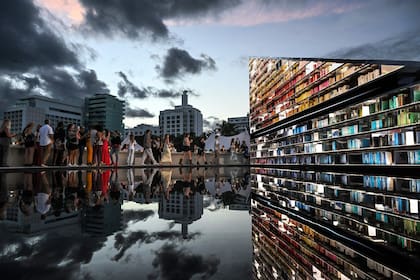 La biblioteca está compuesta por 4200 libros, ordenados por colores