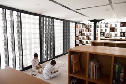 La biblioteca está en un segundo nivel para aprovechar el resto del espacio debajo del rectángulo principal