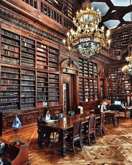 La biblioteca existe desde 1923 y tiene cerca de 40.000 libros