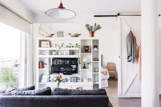 Un monoambiente en tonos pasteles dividido con ingenio