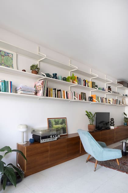 La biblioteca metálica es un diseño de Hande Estudio.