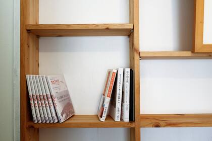 La biblioteca mínma de Naoki Numahata en su departamento de Tokio
