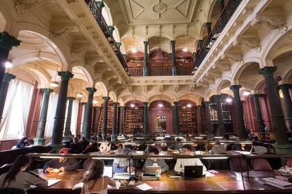 La Biblioteca Nacional de Maestras y Maestros nació en 1870, en plena ebullición de la generación del ochenta, durante la presidencia de Domingo Faustino Sarmiento. Hoy está ubicada en la calle Pizzurno, dentro del edificio del Palacio Sarmiento