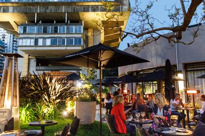 La Biblioteca Nacional es el marco del bar de gin y tapas.