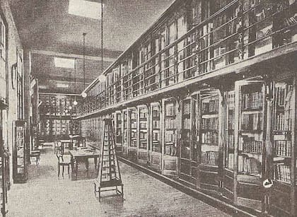 La biblioteca original del colegio, que debió ser mudada en 1998 por la venta de partes del colegio con fines comerciales