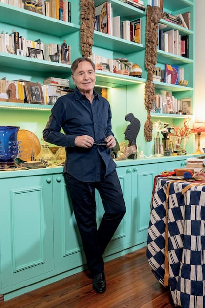 La biblioteca, recién terminada, fue ideada por él. “La lectura me lleva mucho tiempo –dice–. Los libros son mi mejor defensa”