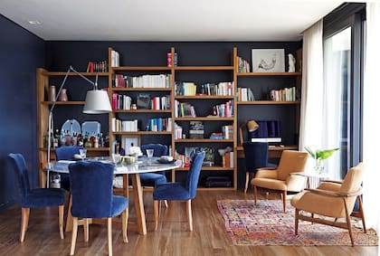 La biblioteca Sauce del comedor es de petirib con estantes irregulares (Mesopotamia BA).