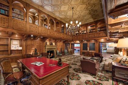 La biblioteca toda en madera y con detalles tallados a mano