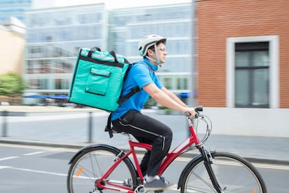 La bici de reparto ya es parte del escenario habitual de la ciudad, como antes era la motito