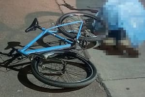 Viajaba en bicicleta, se agarró de un camión repartidor de soda y murió aplastado