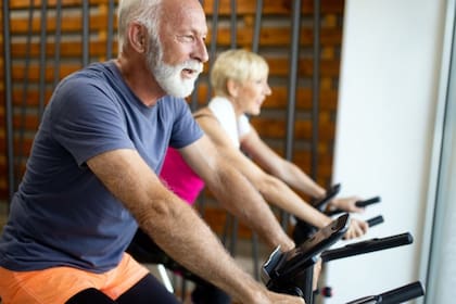La bicicleta estática es una actividad física clave para reducir el dolor de cadera en los adultos mayores