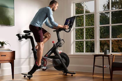 La bicicleta fija es otro de los aliados para hacer ejercicio y perder peso