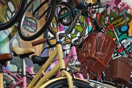 La bicicleta no solo es un medio de transporte que promueve el ejercicio, sino que además colabora con el medio ambiente; en Bici Urbana ofrecen todo tipo de modelos y hasta los personalizan