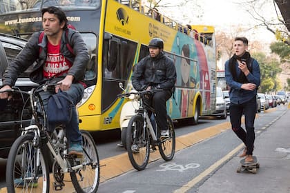 La bicisenda de Borges, en la intersección con Guatemala, deja expuestos puntos críticos: la falta de cascos y el uso de celular en movimiento