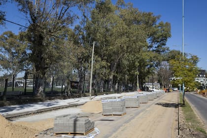 La bicisenda pasa junto a los clubes