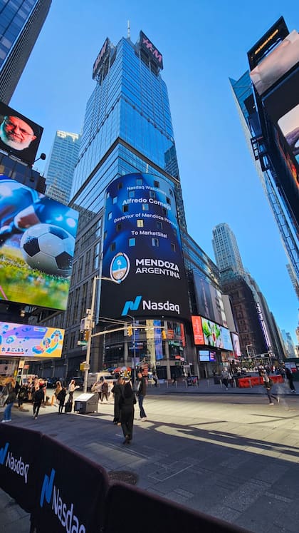 La bienvenida a Alfredo Cornejo, en Times Square