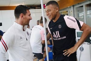 Messi y Mbappé combinaron taco y gambeta para un golazo en el entrenamiento del PSG