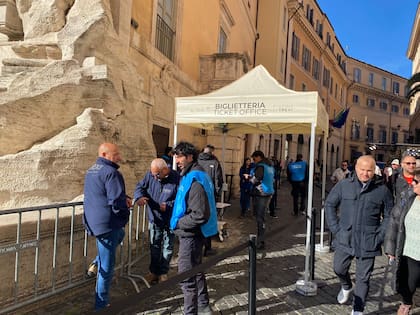 La “biglietteria” se encuentra debajo de una carpa blanca levantada en Via della Stamperia, que rodea el costado derecho del monumento. Fuente: Elisabetta Piqué