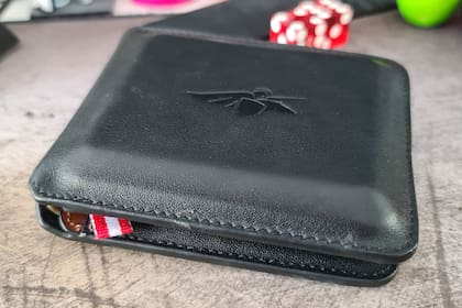 La billetera Volterman tiene lugar para 8 tarjetas de crédito, una batería interna, un GPS y una cámara interior: no es un estuche delgado