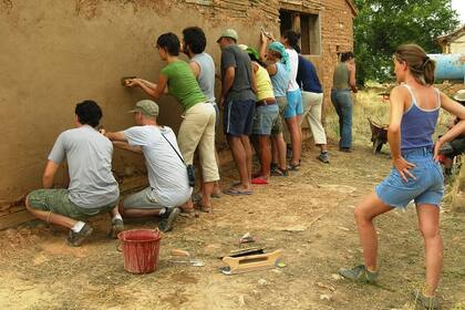 La bioconstrucción se basa en la construcción colectiva de viviendas sustentables.
