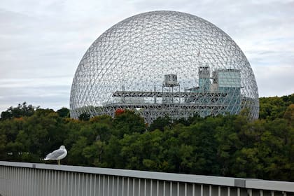 La Bioesfera de Montreal es un museo dedicado al agua y el medio ambiente, ubicado en Parque Jean-Drapeau.
