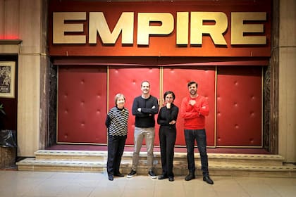 La biógrafa Ana María Rozzi de Bergel, el productor César González Mathus, la directora Yamila Gallione y el actor Cristian Frenczel