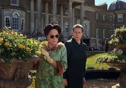 La biopic en camino: Joan Collins, como Wallis Simpson, junto a Isabella Rossellini como la apoderada, Suzanne Blum
