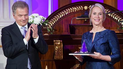 La bioquímica estadounidense Frances Arnold (d) recibe de manos del presidente de Finlandia, Sauli Niinistö, el premio Millennium