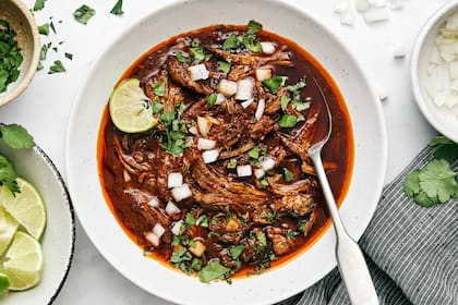 La birria tradicional es algo como una barbacoa o guiso de carne de chivo con una mezcla chiles, como ancho, chilacate, guajillo, pasilla, mirasol, morita y cascabel (Gayle McLeod)