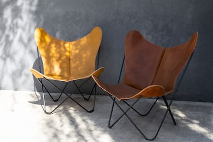 La BKF original, creada por Bonet, Kurchan y Ferrari Hardoy, trascendió su tiempo hasta convertirse en un verdadero objeto de culto por su síntesis y carácter atemporal. En la foto vemos la 'Polo Antique' y la 'Polo London', una de las más vendidas.