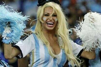 La blonda no tiene plata para comprarle el regalo de cumpleaños a su hermana...