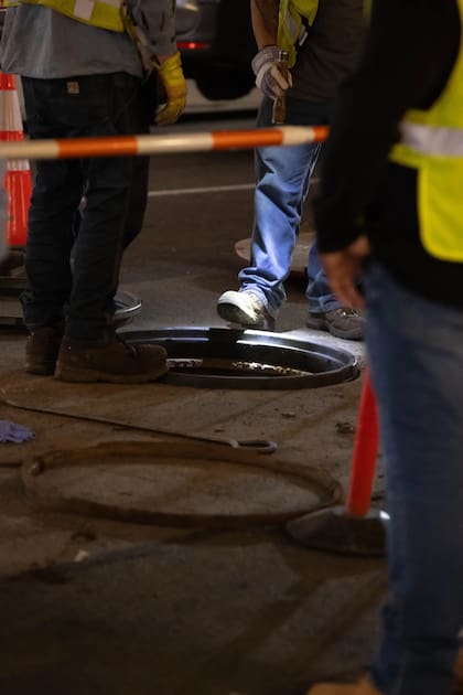 La boca de alcantarilla del accidente. Fuente: X