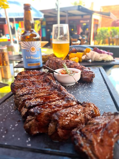 La Boca Parrilla Argentina tiene ejes en las carnes asadas.