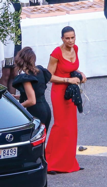 Estefanía llegó a la cena de gala junto a su hija mayor, Pauline. Optó por un vestido al cuerpo con gran escote que realzaba su figura.