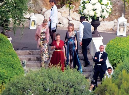 Paola Marzotto, la madre de Beatrice Borromeo, se unió a la fiesta y conversó con las madres de los novios, la princesa Carolina y Carole Bouquet.