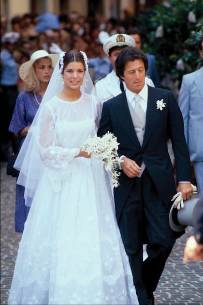 La boda de Carolina de Mónaco, de 21 años, con Philippe Junot en 1992