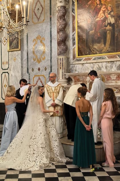 La boda de Edoardo y
Elizabeth se celebró en
la iglesia de San Martino,
en Portofino, en la Italia
natal del novio.